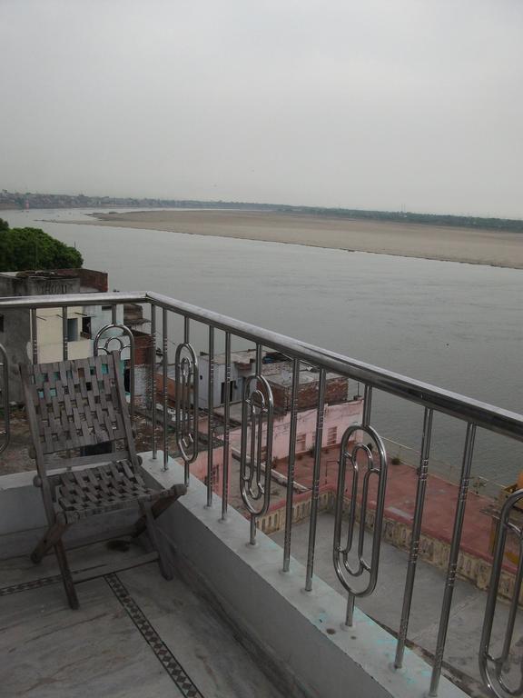 P G On Ganges Bénarès Extérieur photo
