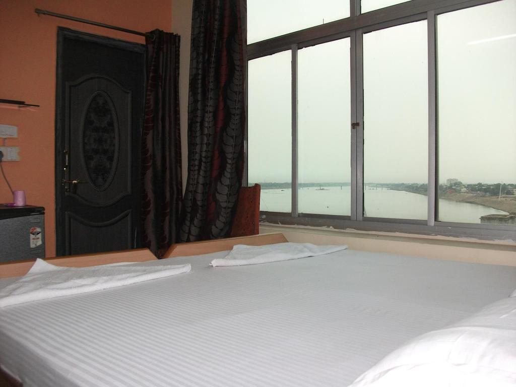 P G On Ganges Bénarès Extérieur photo
