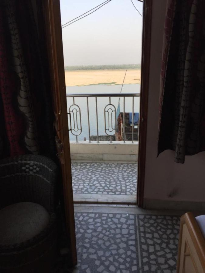 P G On Ganges Bénarès Extérieur photo